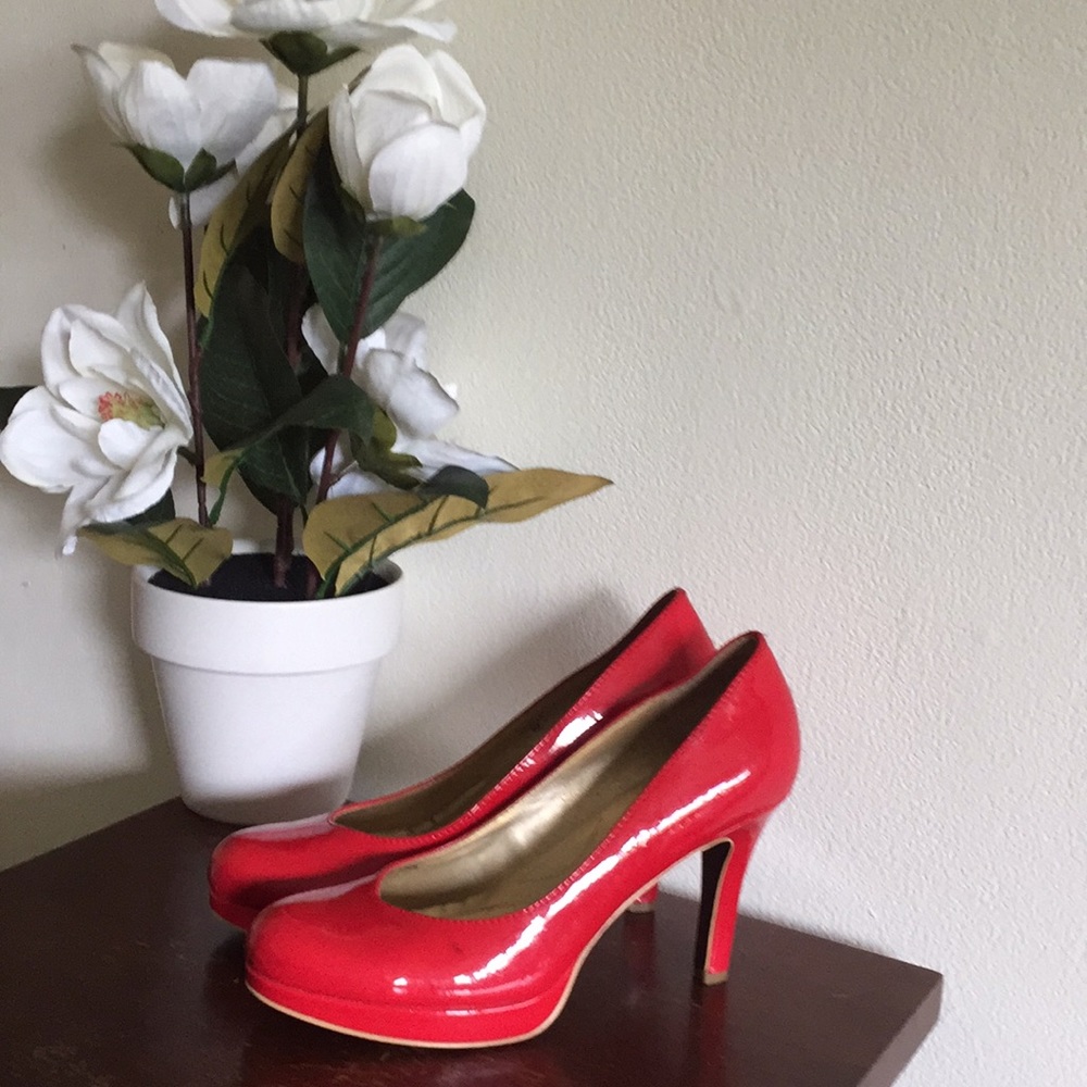 Elie Tahari red hot high heels!